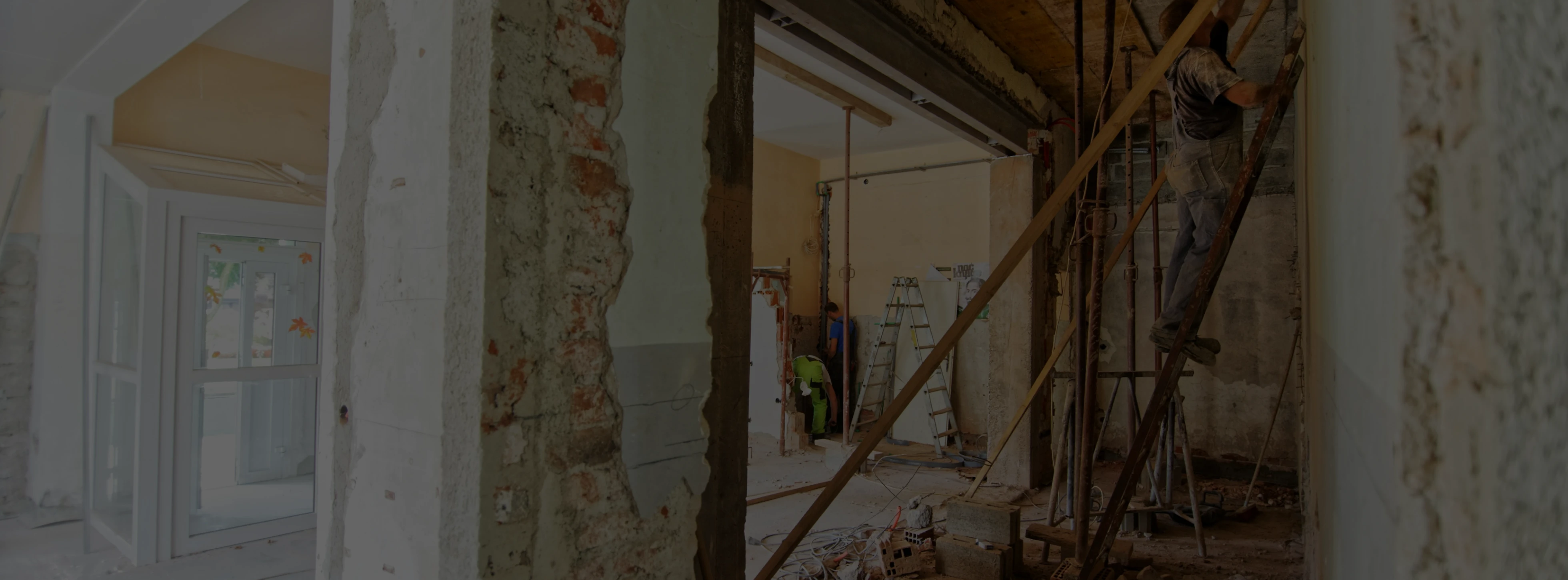 Fachowiec zajmujący się pracmi wykończeniowymi